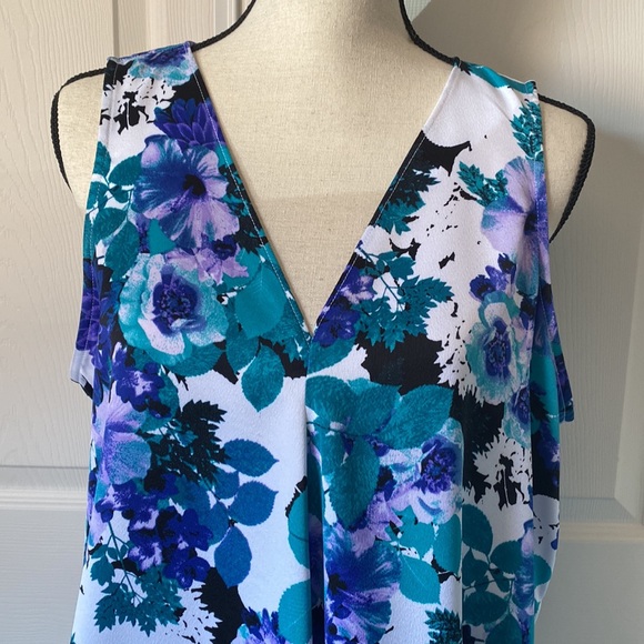 Calvin Klein • Floral Tank - Picture 3 of 10